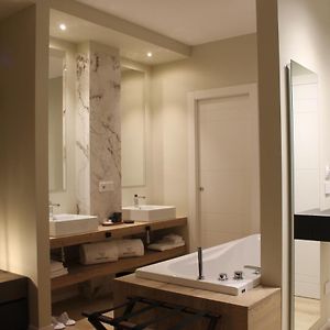 'Tabula Rasa Exclusive Rooms'